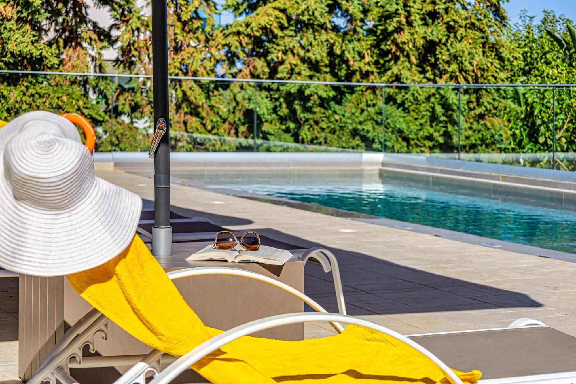 Chris With Private Ecologic Pool And Kid's Playground! Apartment