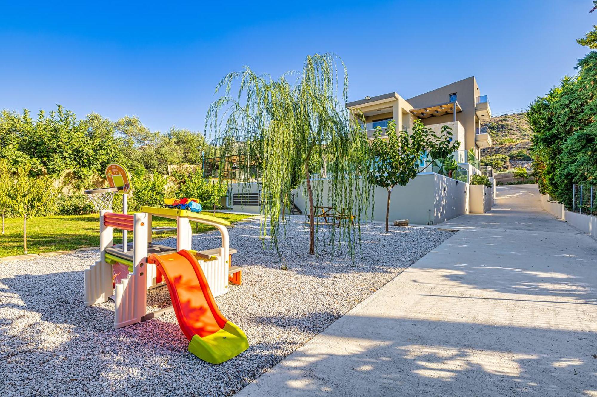 Chris With Private Ecologic Pool And Kid's Playground! Apartment