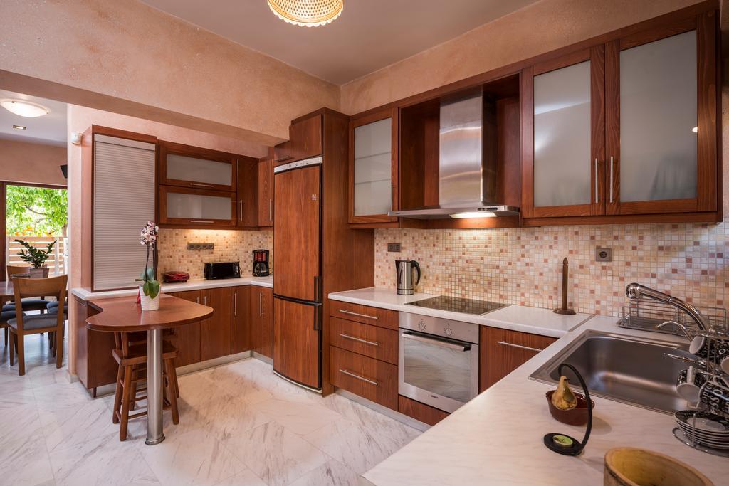 Meni's Apartment *