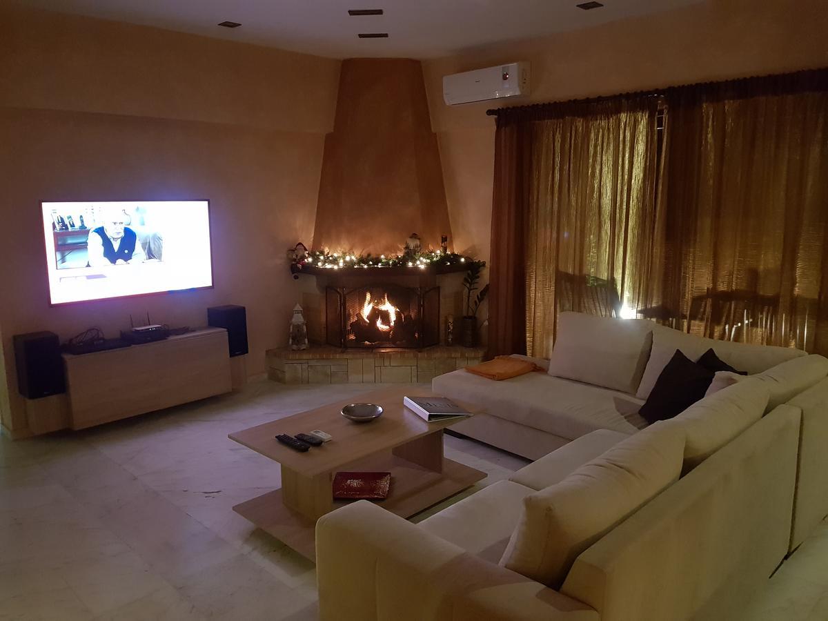 Meni's Apartment