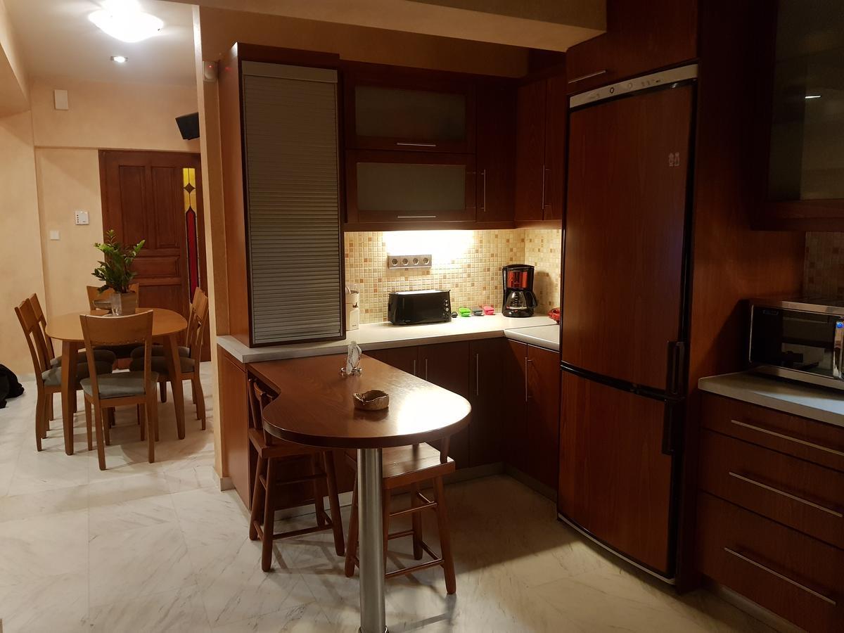 Meni's Apartment