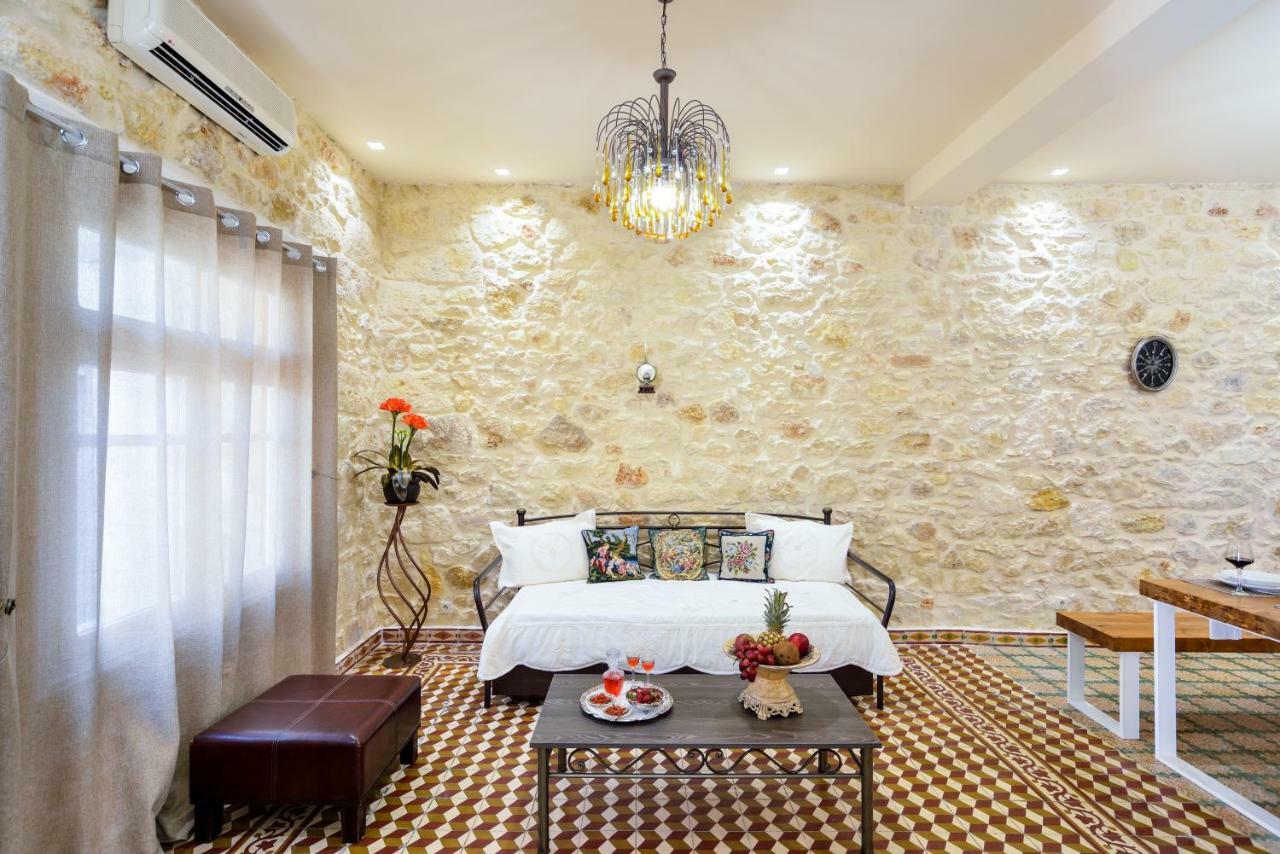 Michalis Stonehouse * Chania (Crete)